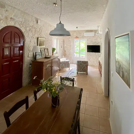 Apartamento πέτρινο σπίτι με κήπο και θέα στον ελαιώνα, Ii