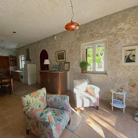 Apartamento πέτρινο σπίτι με κήπο και θέα στον ελαιώνα, Ii
